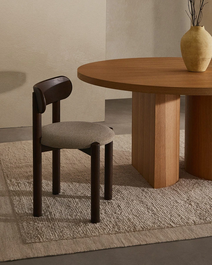 Стул Nebai из коричневой синели с каркасом из массива дуба и отделкой из ореха FSC MIX Credit - фото 2